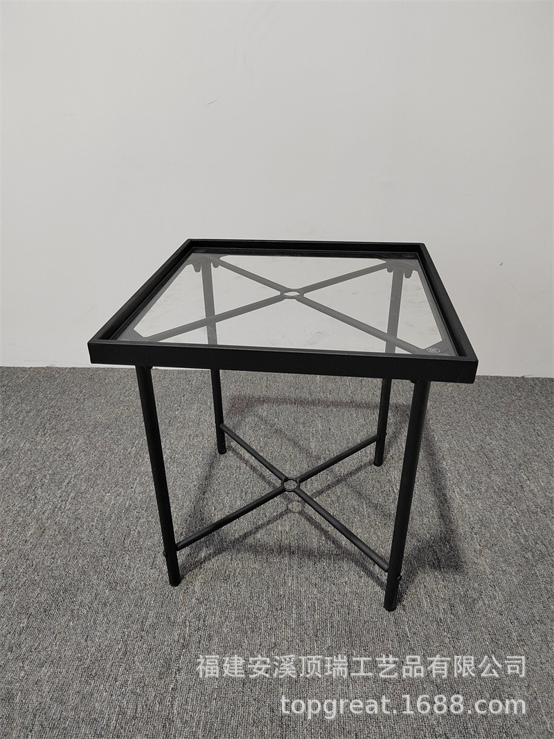 유리 사이드 테이블이 있는 철제