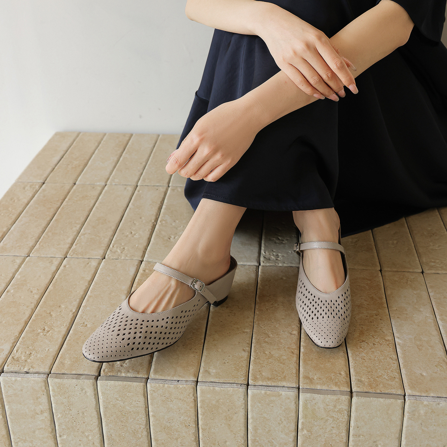 Sandal cao gót nữ hở mũi quai ngang gót 6 cm — đen