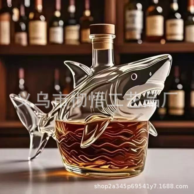 国境を越えて爆発したJeep Whiskey Bottleジープウイスキーの複数のボトルの振り子|undefined