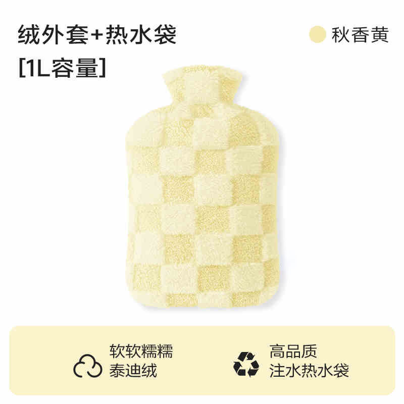 厚い湯たんぽの注水の小さいサイズの女子学生はお腹に水を入れて湯たんぽをつけて腰につけてぬいぐるみを持っています。|undefined
