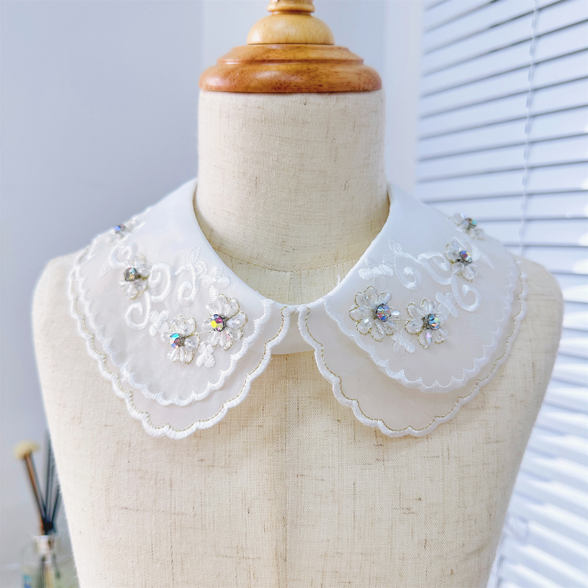 Nueva perla de encaje estilo Chanel collar de flores de lentejuelas de encaje falso collar de la camisa del todo-fósforo de las mujeres multi-funcional hebilla collar decorativo image 7