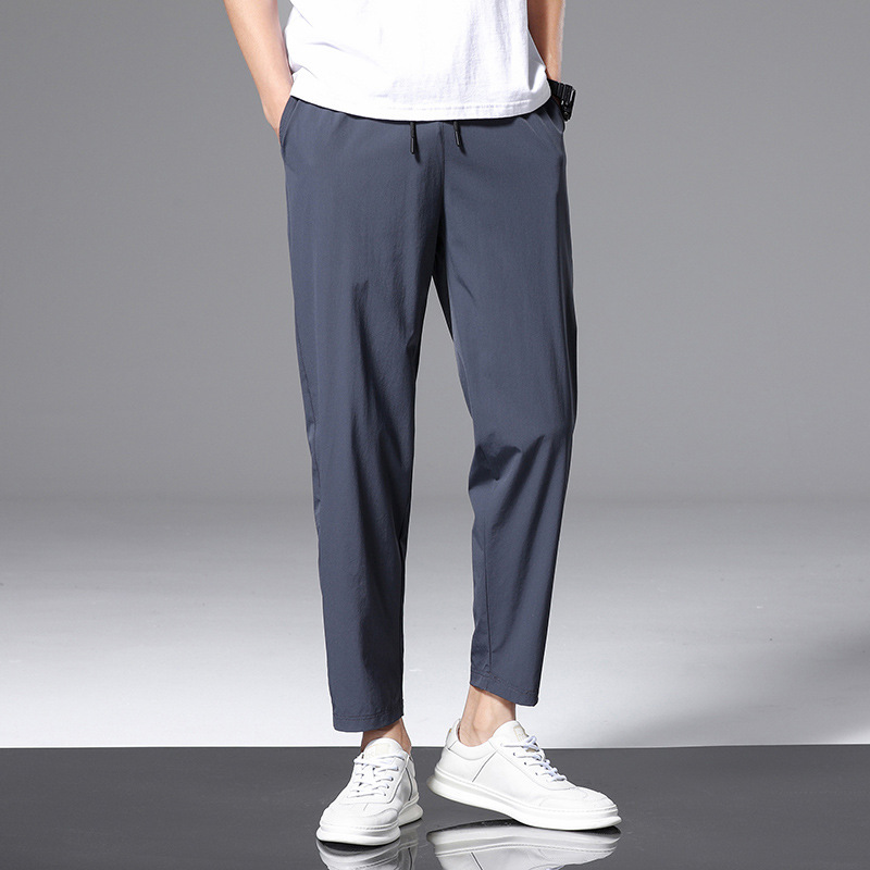 Темно -серой