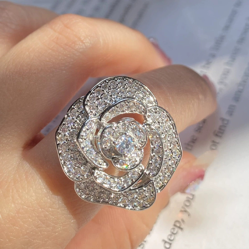 Design di nicchia con fiori di camelia, temperamento, mondanità, collana con rose scavate, orecchini, anello aperto, diamante pieno_voghion.com