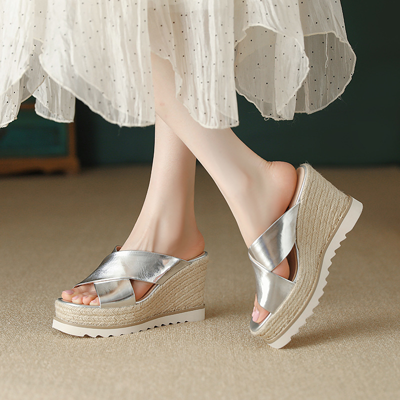 Sandal cao gót nữ đế xuồng đan rơm hở mũi quai chéo bản to — màu trắng ngà, bạc