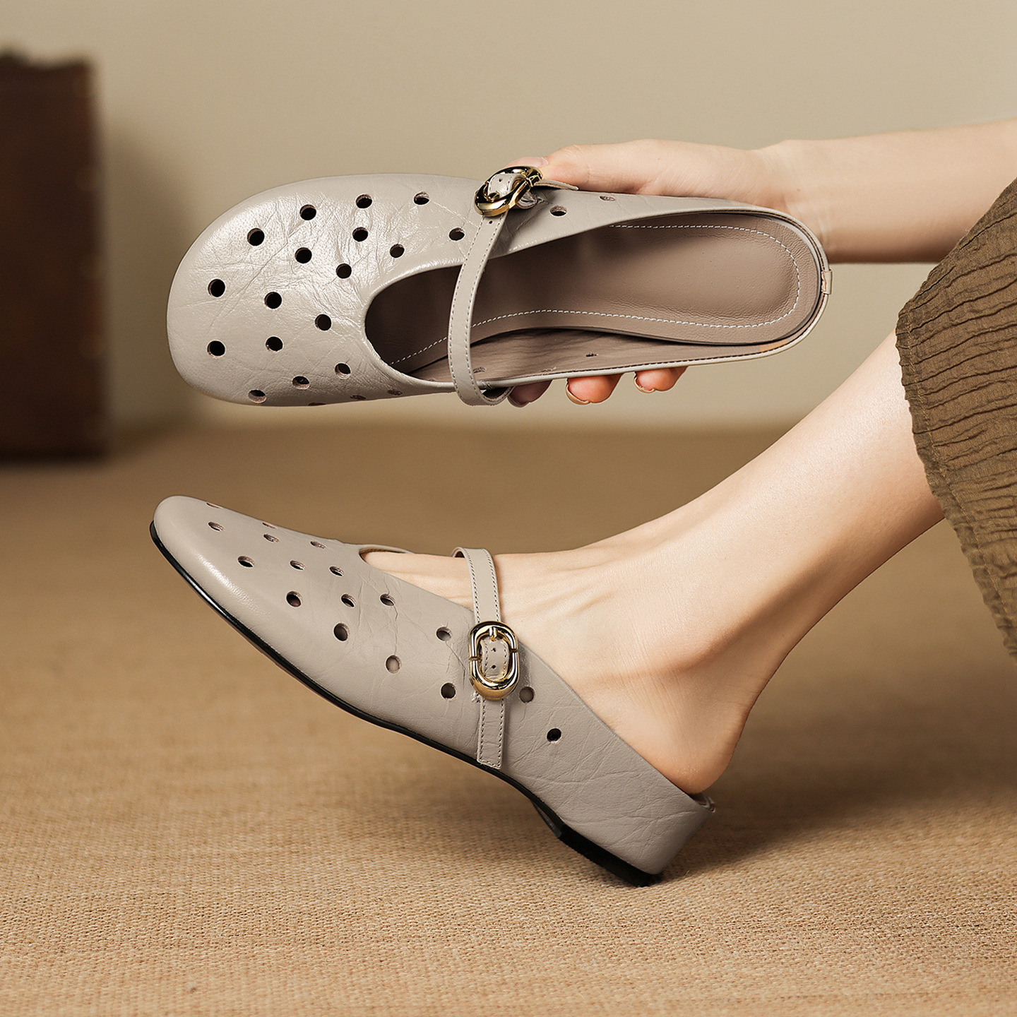 Sandal nữ da dê đục lỗ mũi trùm quai ngang hở gót — đen