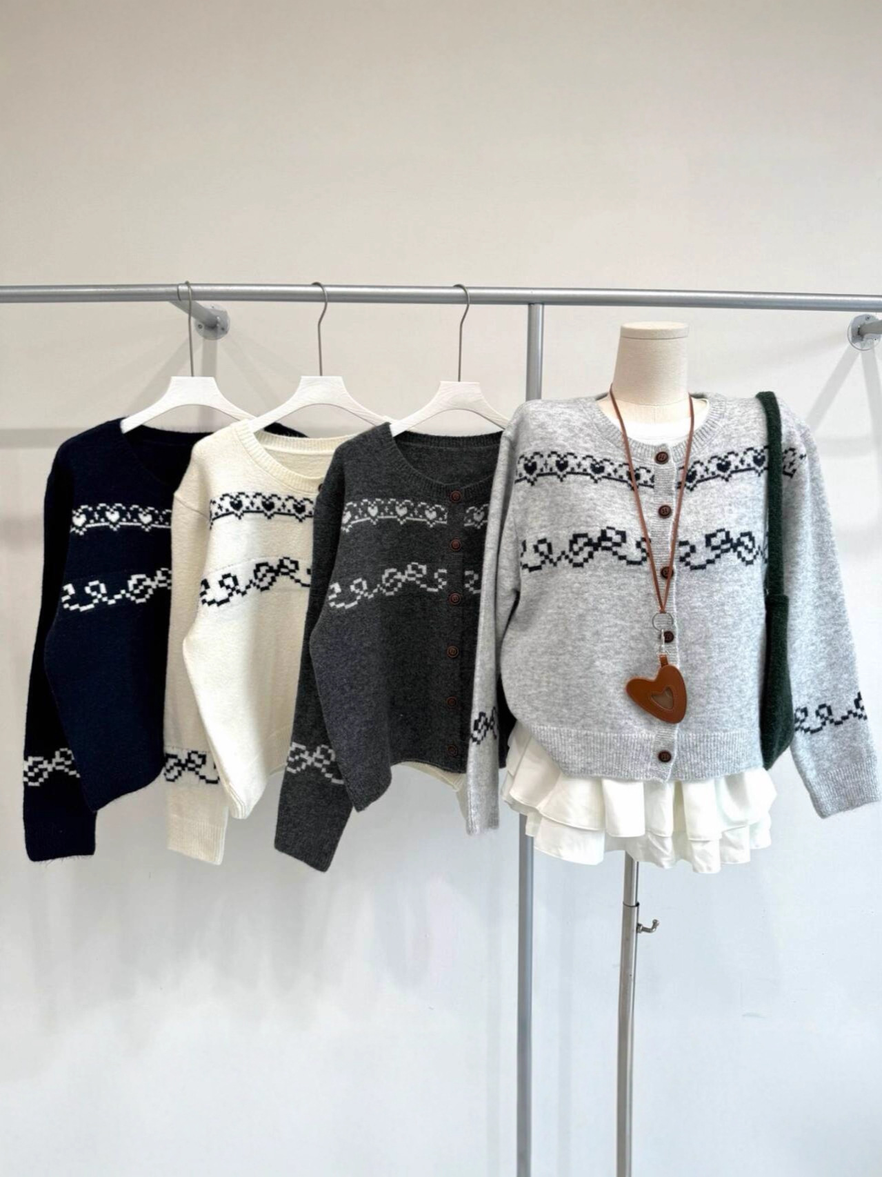 Flor retro bordada Jacquard sentido de diseño nicho camiseta de punto de manga larga suéter de coloración suéter de hebilla de una sola fila chaqueta mujer