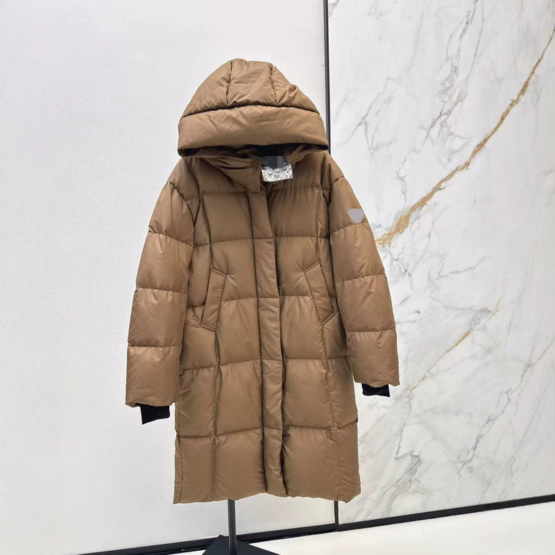 Shenzhen Nanyou 26 autumn and winter collection: stylish and elegant letter-patterned triangular patchwork hooded loose-fit long down jacket Shenzhen Nanyou 26 autumn and winter collection: stylish and elegant letter-patterned triangular patchwork hooded loose-fit long down jacket