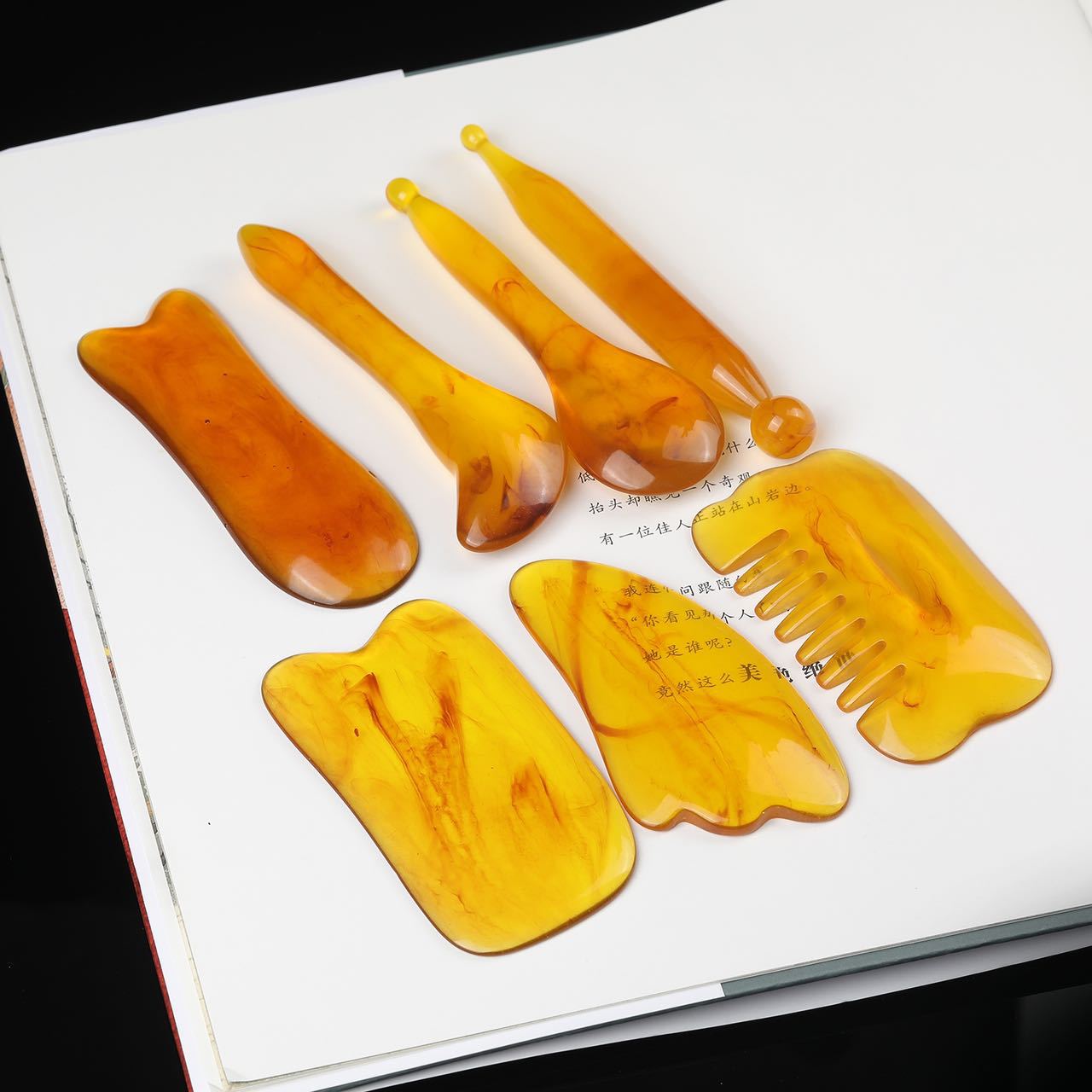 Набор из семи предметов для скребков из смолы янтарного цвета