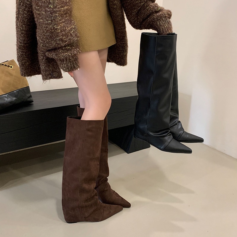 Vintage niche design long boots with pointed toe and internal height increase, straight-leg women's boots for fall/winter 2026, slimming high-tube boots