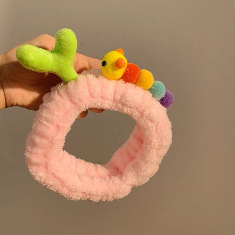 顔を洗って髪を洗って新型の少女の韓国の化粧をつけてマスクの専用のカチューシャをつけます。