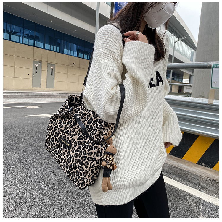 Leopard Print Fashion Pendant Large Capacity Autumn And Winter Tote Bag display picture 10