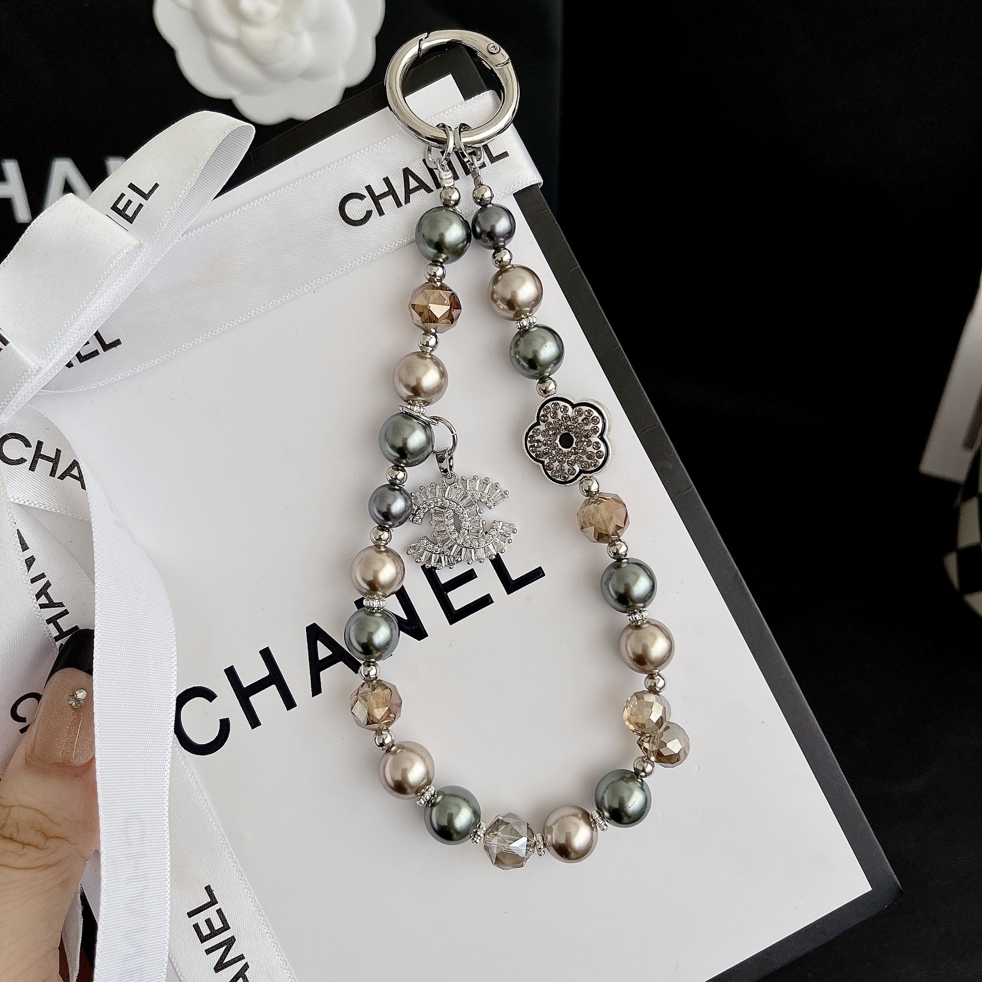 Hecha a mano de alta calidad cadena de teléfono móvil mujer cadena corta aleación de moda pequeña serie de viento de fragancia bolsos de teléfono móvil accesorios cortos