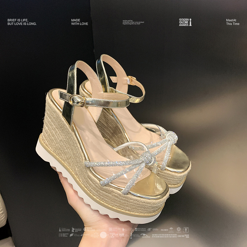 Sandal cao gót nữ hở mũi đính đá pha lê gót nêm đế cói — màu vàng, bạc