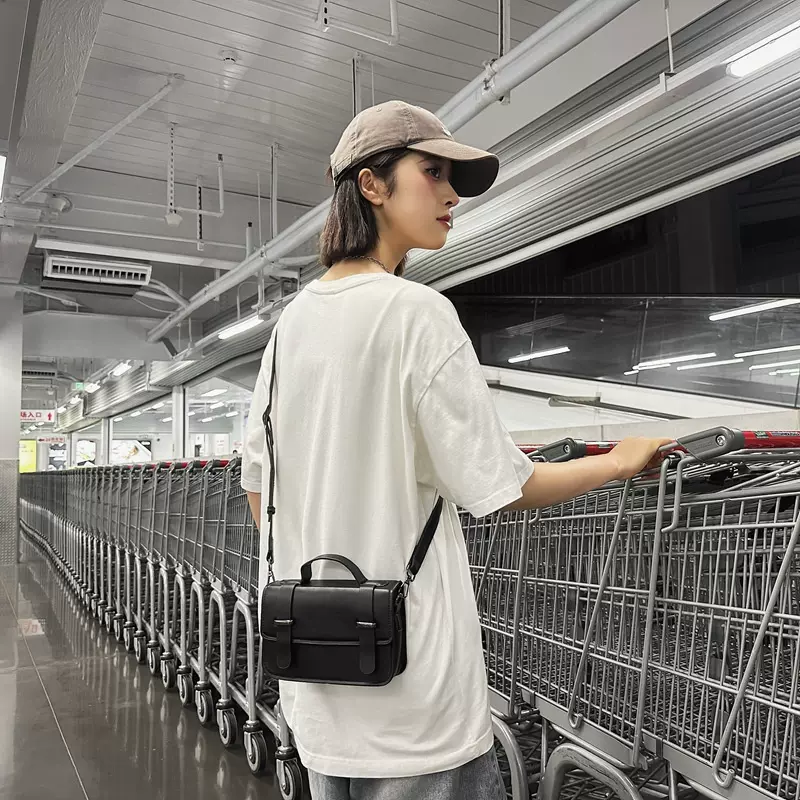 新款高级感单肩包男街头潮流斜挎包小众盒子包休闲百搭通勤邮差包