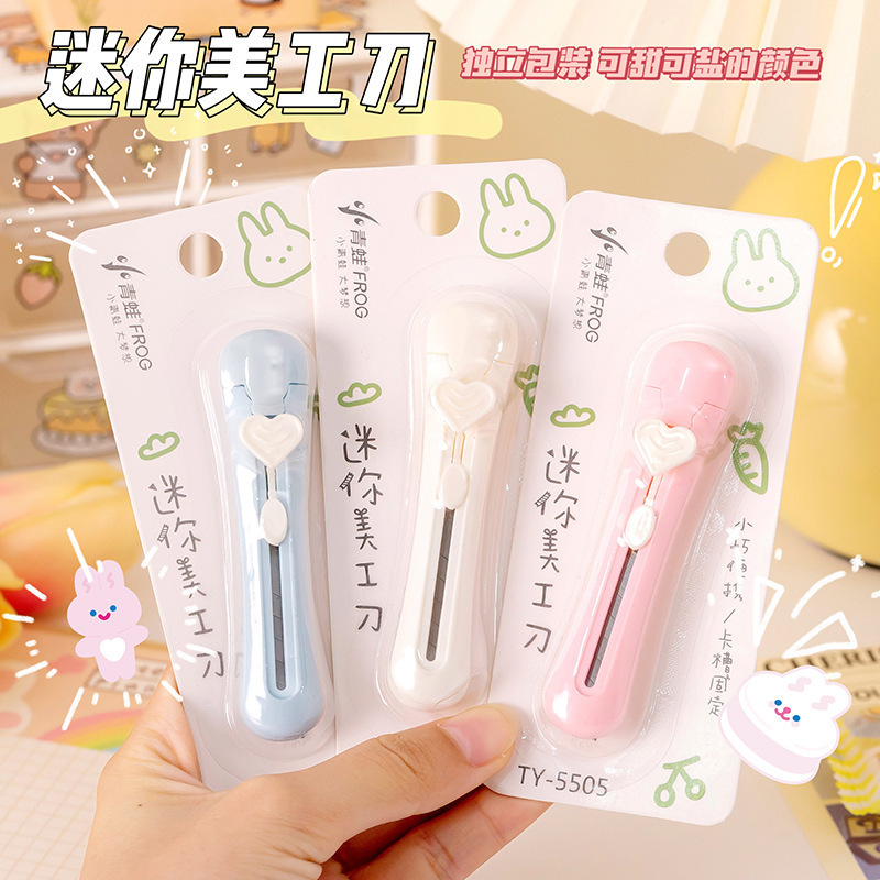 マカロンミニ美工刀は手帳裁断ナイフを作って宅配便の小包神器を分解して携帯用手作りナイフを開梱する|undefined