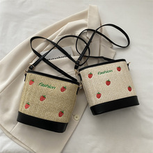 单肩包包个性2025新款潮腋下包草编休闲包时尚洋气大容量水桶包