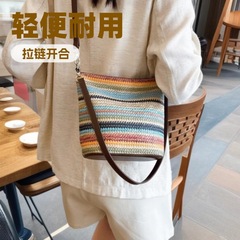 虹色織ハンドバッグ女性のための 2025 新作春夏ホリデースタイルバケットバッグ多用途ニッチシングルショルダークロスボディバッグ