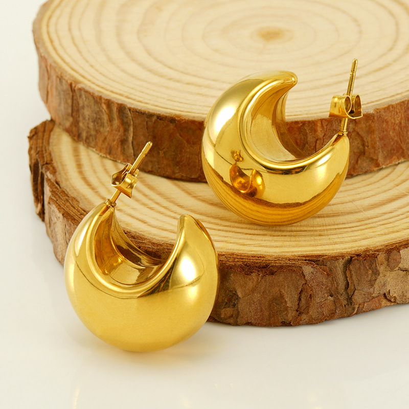 Transfronterizo europeo y americano estilo ins elegante estilo retro no se desvanece hueco en forma de C pendientes de acero de titanio plateado 18k pendientes de oro real para las mujeres