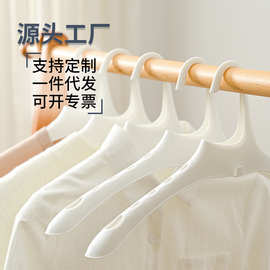 新款日式家用防滑塑料无痕成人衣架不起包不伤衣衣柜晒晾通用衣架