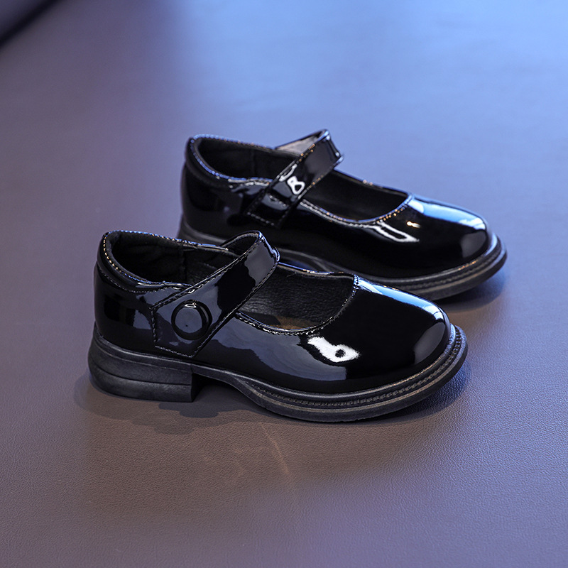 Zapatos de princesa de niñas 2026 nueva moda versátil con suela suave zapatos de cuero pequeños zapatos de rendimiento cómodos para niños grandes
