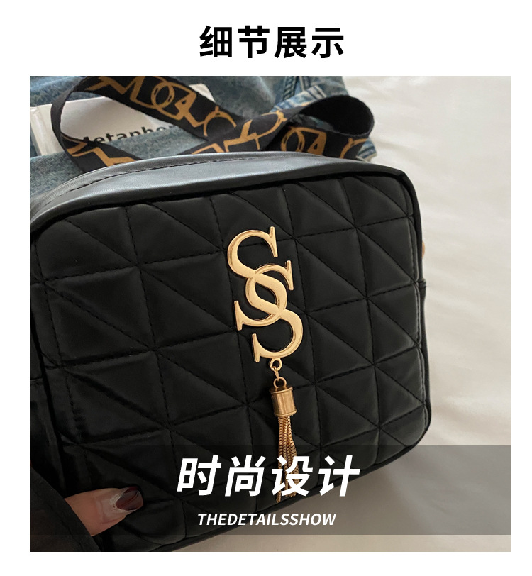 A simple and fashionable single-shoulder women's bag with diamond-shaped embroidery thread in 2024, a fresh and stylish crossbody bag with a trendy and fashionable small square style Application Scenario