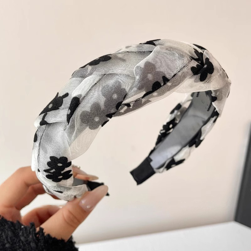 El mismo tipo de correa de ciervo blanco aumenta la altura de la correa de cabello plegada de la parte superior del cráneo. Las tarjetas de cabello de primavera muestran cara pequeña en 2025.