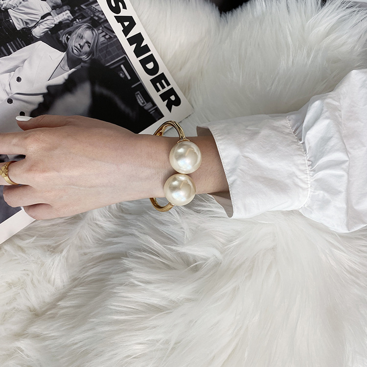 Elegant Symmetrical Pearl Bracelet