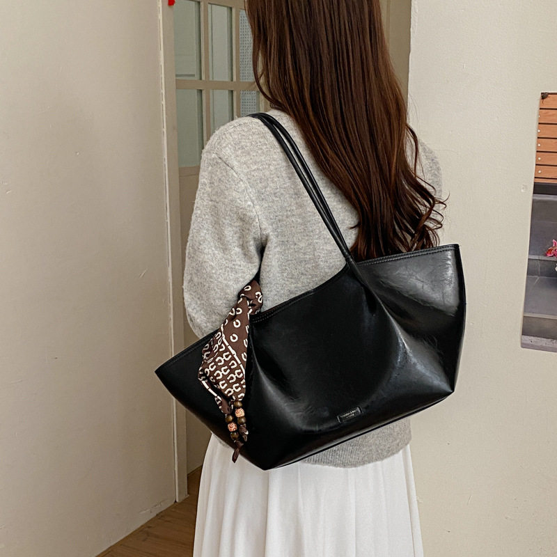 Túi tote nữ đeo vai thiết kế tối giản dáng shopping cỡ lớn — Cà phê màu lụa miễn phí khăn, Khăn lụa đen, Nâu lụa miễn phí khăn, Màu cà phê với khăn lụa chi tiết 22