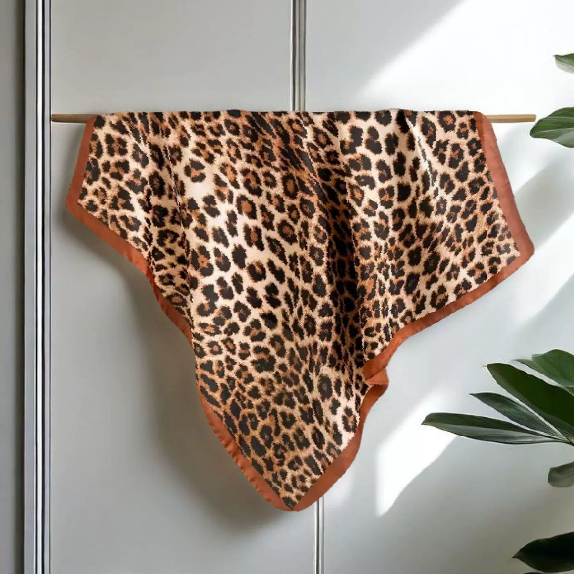 Винтажный леопардовый принт 70, небольшой квадратный шарф для женщин, корейский стиль, универсальный весенне-летний солнцезащитный платок, декоративный шарф на шею, модный платок, тренд.