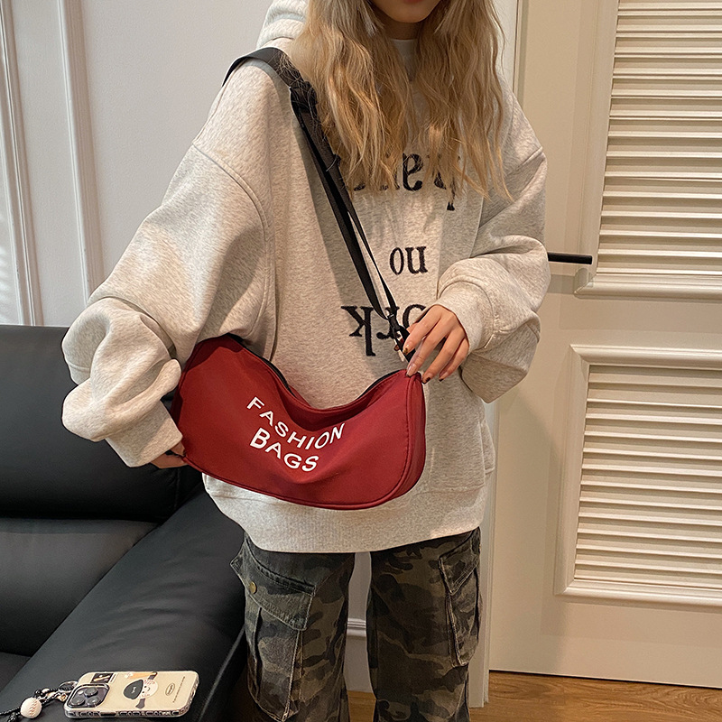 La versión coreana de la bolsa de hombro con estilo deportivo simple es una bolsa de ropa de trabajo y tela Roja de Internet.