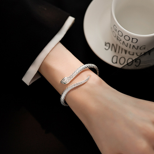 Simple, niche, fashionable, personalized open bracelet, versatile, light luxury, temperament snake-shaped accessory, new style.