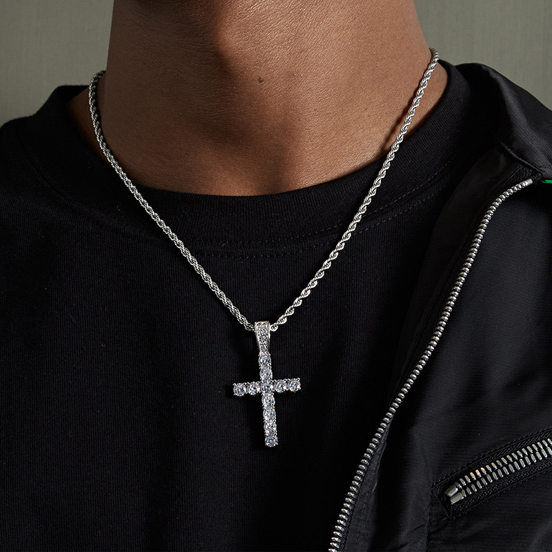 Collier en acier titane avec croix incrustée de diamants, style hip-hop simple et haut de gamme, fusion européenne et américaine._voghion.com