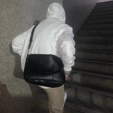 黑色pu邮差包男士斜挎单肩包男情侣纯色简约韩国休闲背包WT
