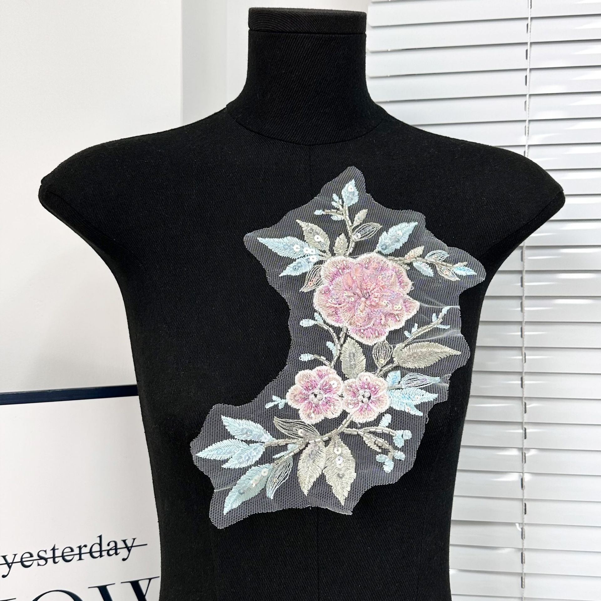 Requisitos 3D sequinilla bordado floral malla decal ropa DIY accesorios vestido collar pecho bordado parche