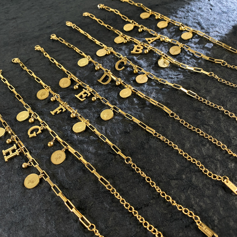 Amazon Cross-border Explosions Full-body Titanium Steel Plated 18K Gold Queen's Head Letter Bracelet Heavy Texture Bracelet Amazon Cross-border Explosions Full-body Titanium Steel Plated 18K Gold Queen's Head Letter Bracelet Heavy Texture Bracelet