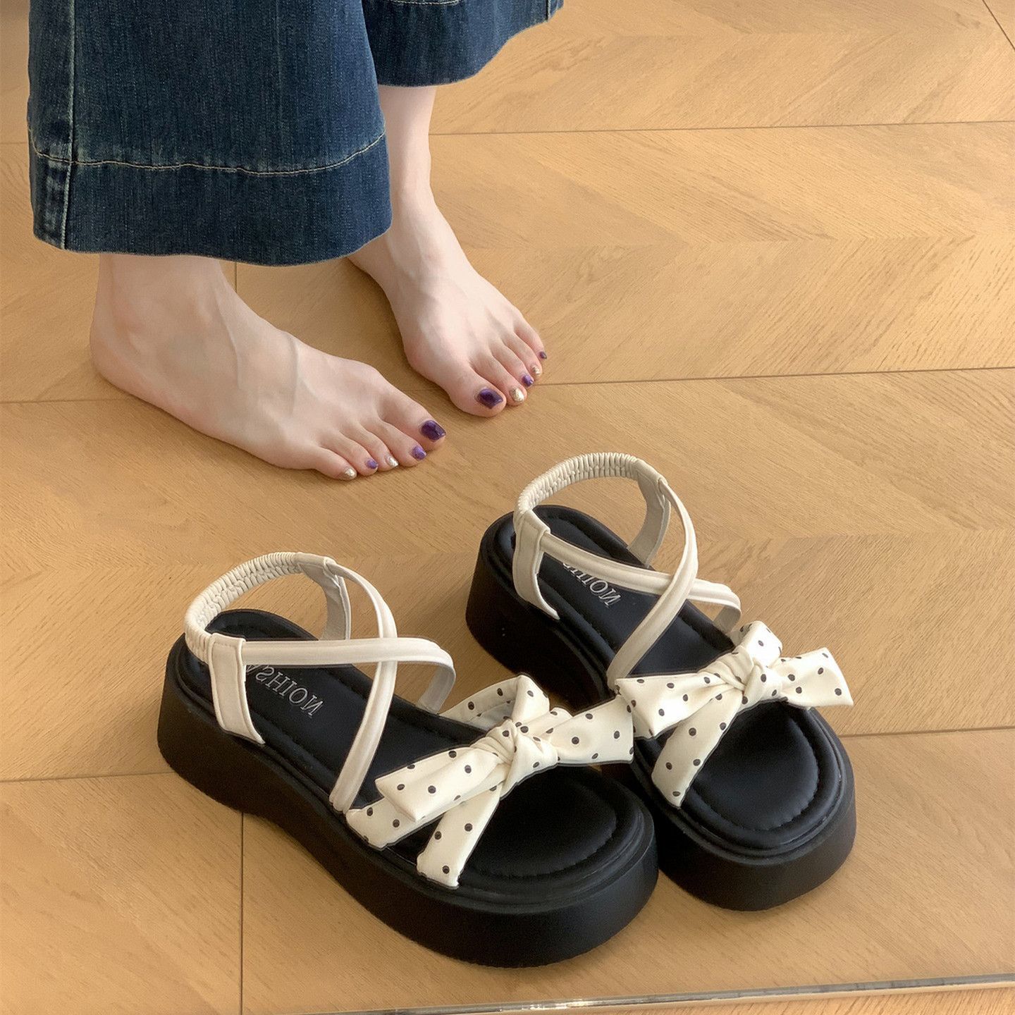 Suave onda francesa arco sandalias de dedos desnudos para mujeres 2026 nueva primavera y verano aumento de suela gruesa zapatos casuales antideslizantes