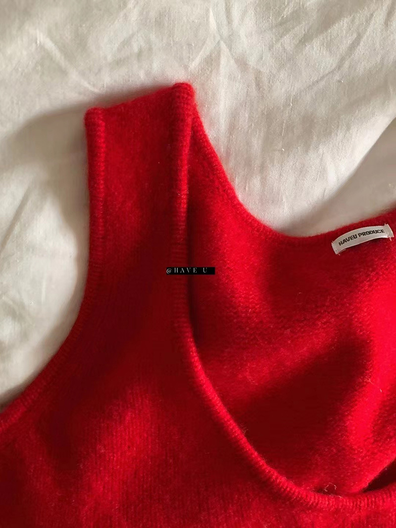 ウールニットのベストuネックの弾力性が短いです。