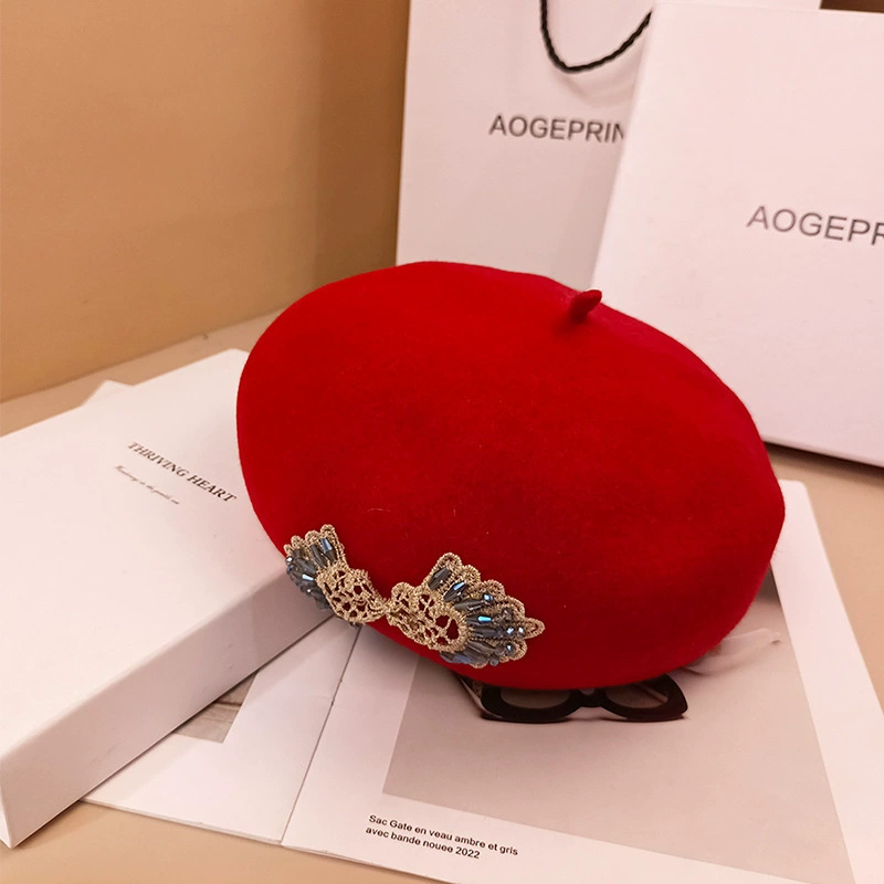 Demi-season cap with bow, retro beret