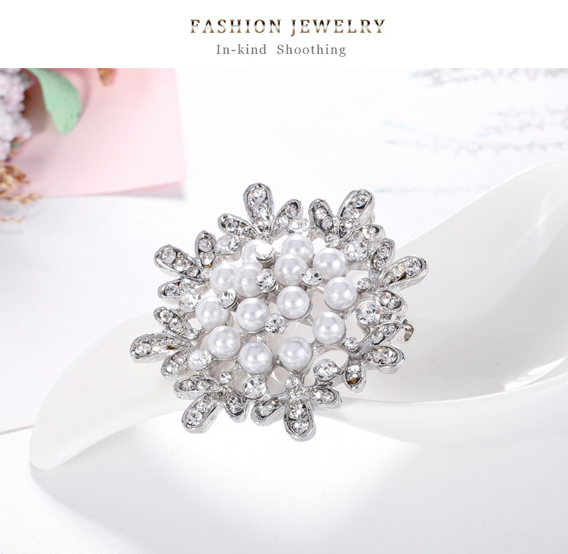 Wholesale Broche En Strass Blanc En Alliage De Fleur De Perle De Style Coréen Nihaojewelry display picture 3