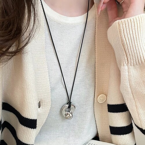 Japanese-style abstract hollow metal pendant necklace for women, minimalist fashion leather cord long-chain sweater accessory, lightweight luxury niche accessory