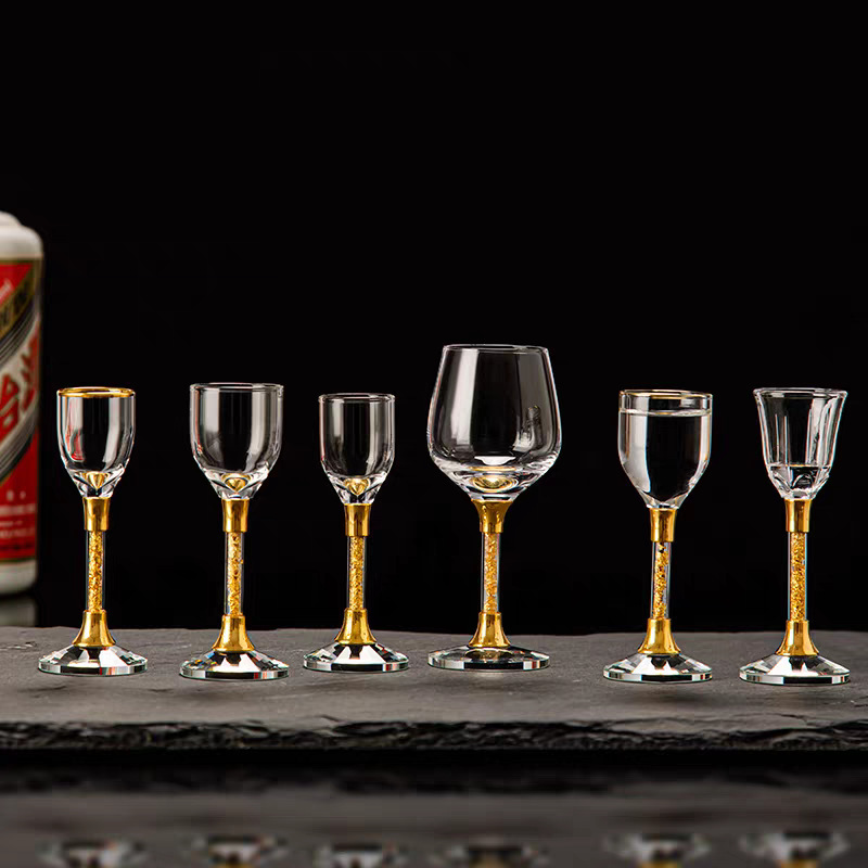 Dos dos tazas de vino chino de alta calidad conjunto de dispensador de vinos creativo casero Jinshan lámina de oro 100ml con la escala de vinos