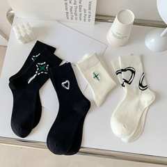 Spring and Summer New Socks Women's Socks Black and White Embroidered Heart Personality One-Piece Boneless Seam Ins Trendy Mid-Calf Socks