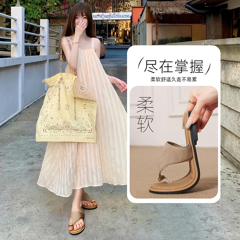 Chất liệu Chất liệu tổng hợp (mô phỏng da báo), đế mềm