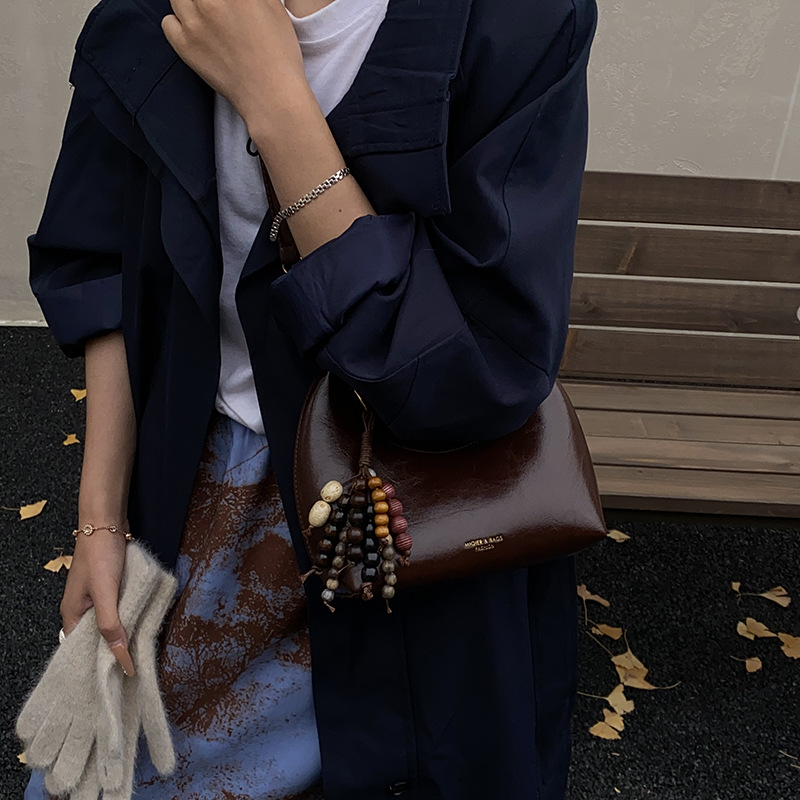 Nicho bolso de diseño de mujer 2025, nuevo otoño invierno retro ocio mochila de hombro, bolso de brazo portátil universal