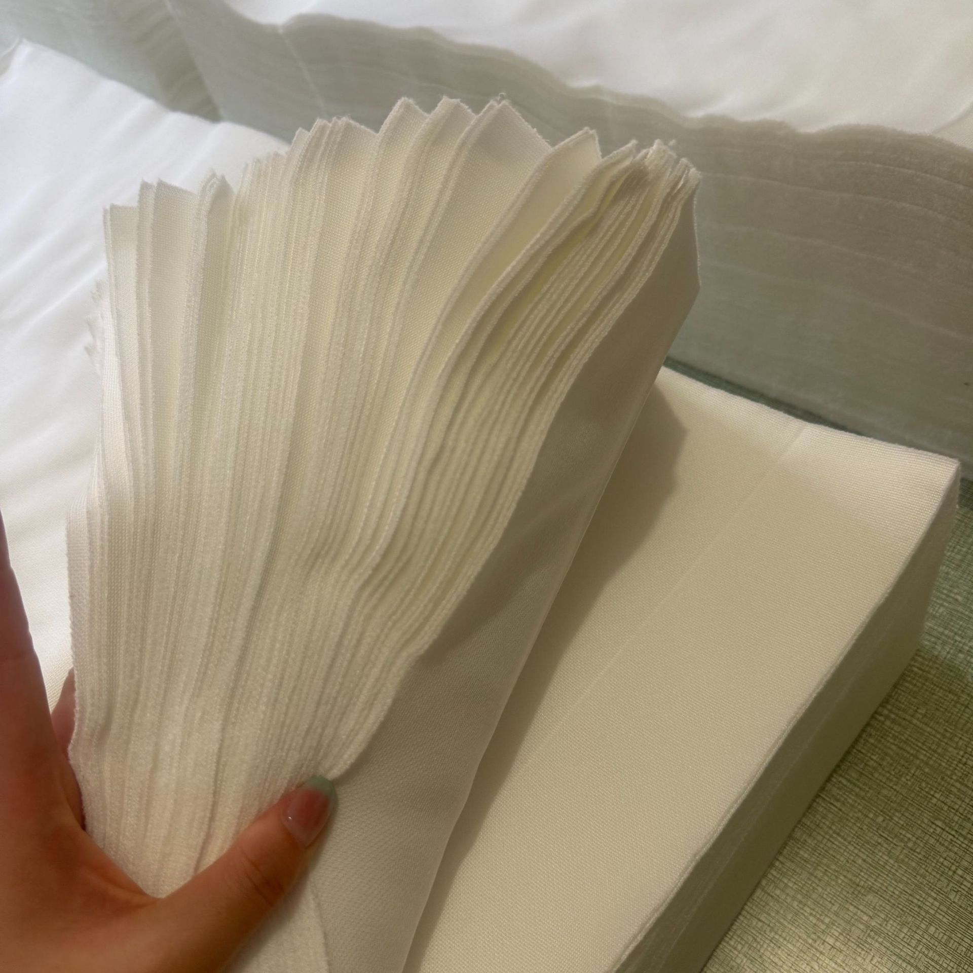 白色抹布工业擦机布吸油吸水不掉毛碎布边角料工业碎布厂家现货