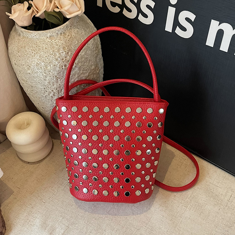 Bolso de cubo de textura transfronteriza 2025 nuevo bolso de mano remache personalizado bolso de hombro retro patrón de lichi bolso de mensajero mujer