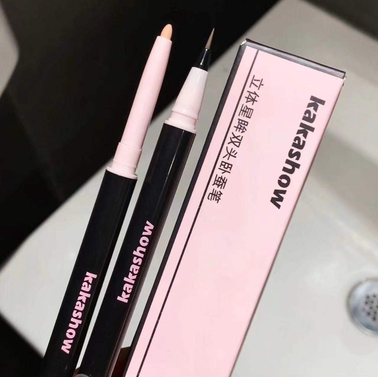 kakashow's three-dimensional starry eyes, double-headed sleeping pen girl, highlights and highlights, with pearlescent shadows outlined to a two-in-one girl undefined