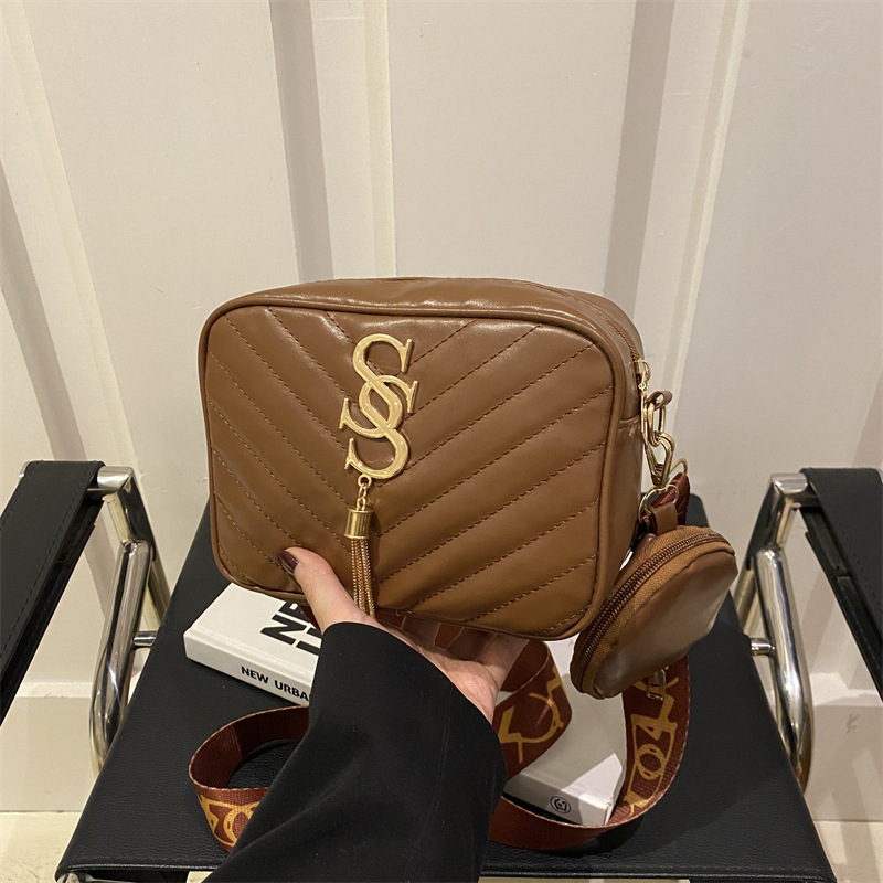 2025 primavera y verano nueva personalidad de moda bolso de niño hermoso casual simple bolso de mensajero textura estilo occidental bolso cuadrado pequeño de un solo hombro