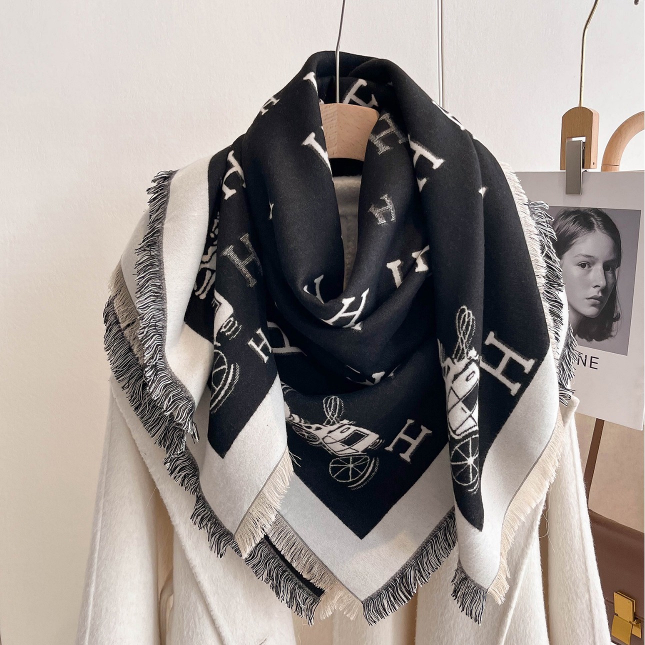 Moda de invierno universal bufandas cuadradas clásicas carruajes imitación bufandas de cachemira de doble cara calentamiento grueso doble uso capa de hombro para mujeres