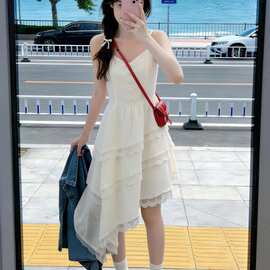 白色吊带连衣裙女2026夏季法式巨好看不规则收腰显瘦无袖短裙